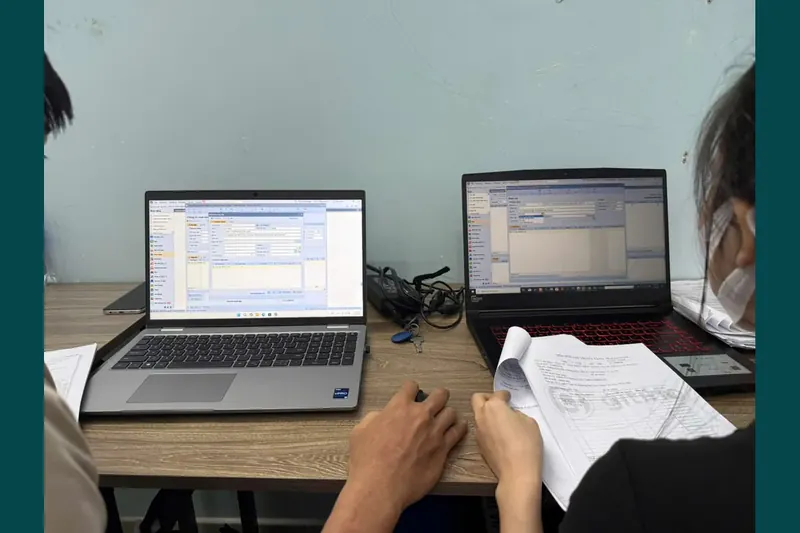 Học viên thực hành trên máy tính tại lớp kế toán
